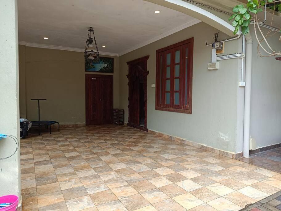 Omar Little Palace Rumah percutian