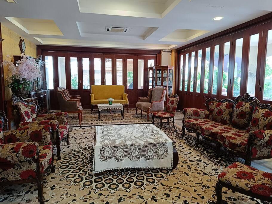 Rumah percutian Omar Little Palace *