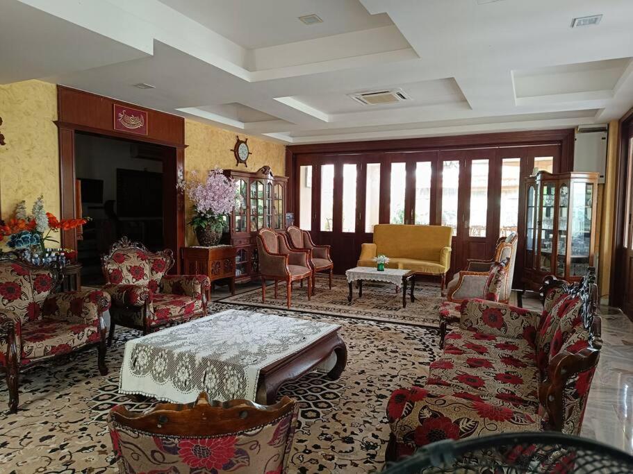 Rumah percutian Omar Little Palace *