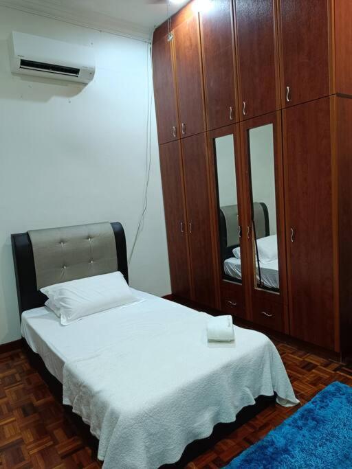 Omar Little Palace Rumah percutian *
